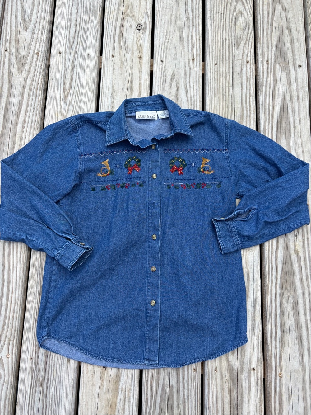 Vintage Casey & Max Women Denim Shirt Size A‎ Blue Embroidered Holiday Flaw